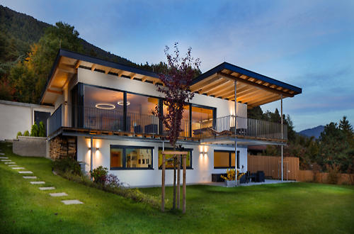 Architekturbild eines Einfamilienhauses in der Dämmerung, Christof Simon Architekturfotograf Tirol