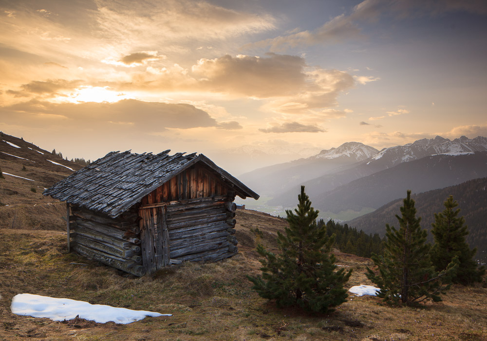 Old hut in morning light, Stubaier Alpen, Tirol, Österreich