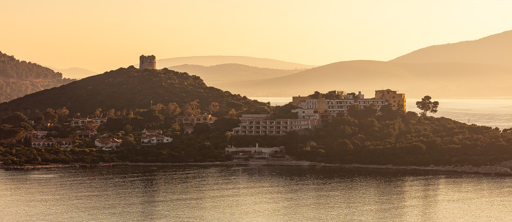 Die Appartementanlage Pischina Salida mit dem Torre di Tramariglio am Capo Caccia