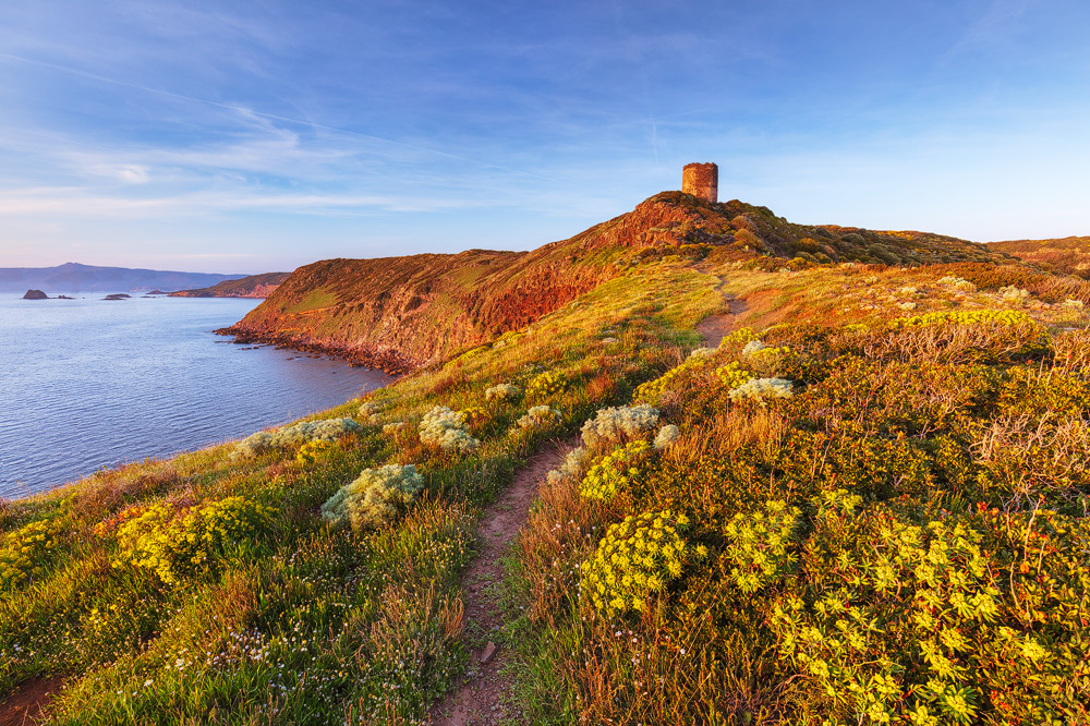 Der Torre Costiera am Punta Foghe im Westen Sardiniens