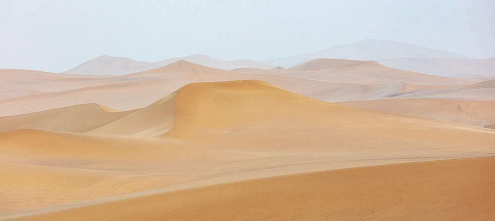 Sanftes Abendlicht macht die Dünenlandschaft bei Swakopmund zu einem Kunstwerk der Natur.