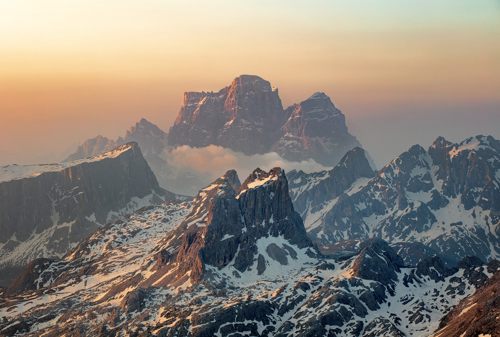 Monte Pelmo und Monte Averau im ersten Sonnenlicht vom kleinen Lagazuoi aus fotografiert