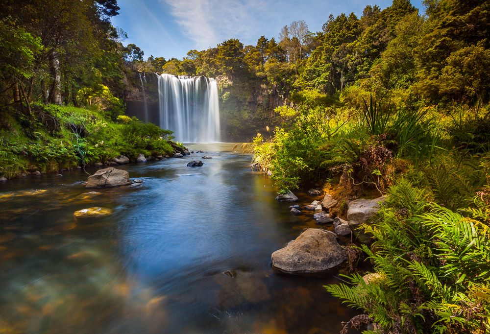 Naturszene mit Wasserfall in Neuseeland