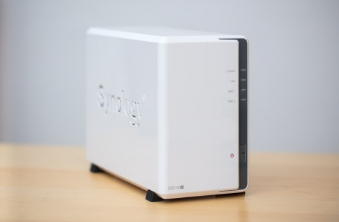 Ein NAS, wie das Synology DS216j dient mir als Datenspeicher. Ein baugleiches zweites NAS zieht täglich ein Backup.