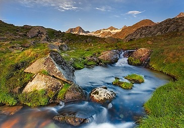 As cold as ice, Gebirgsbach mit Stubaier Gletscher, Tirol, Österreich