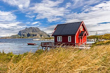 Rotes Haus mit Boot, Herøy, Helgeland, Norwegen